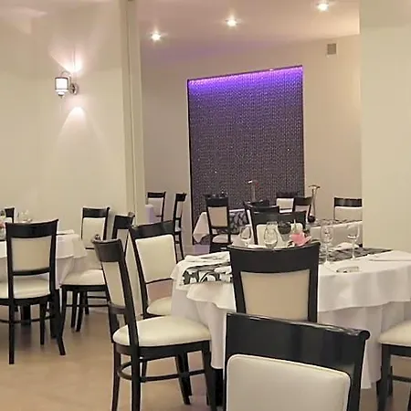 & Restauracja Glass Отель Радом
