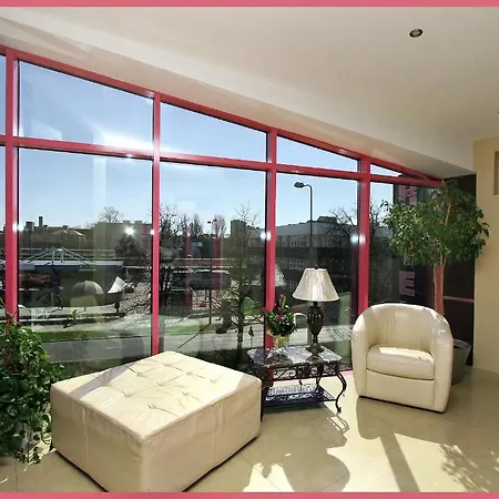 מלון & Restauracja Glass ראדום