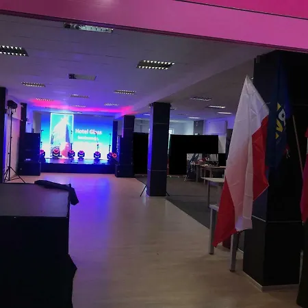 & Restauracja Glass מלון